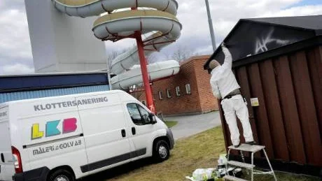 MÅLAR ÖVER. Hans-Erik Modig målar över klotter på en byggnad vid Stadsöskolan i Gammelstad.