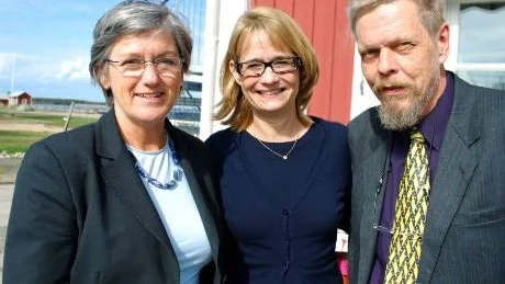 GRÄNSHINDER. Cristina Husmark Pehrsson besökte Haparanda under temat gränshinder. Pia Kinhult och Larserik Häggman från Gränshinderforum diskuterade frågan med ministern.