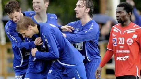 glädjefnatt. Fredrik Lundgren, Robert Nyström, Simon Brännström och Niclas Holma jublar        efter kvitteringen i den 90:e minuten. Ett mål nästan ingen visste vem som hade gjort. Foto: Mats Bengtsson