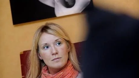 HÖJER SIG ÖVER MÄNGDEN. Författaren Anna Vikström.