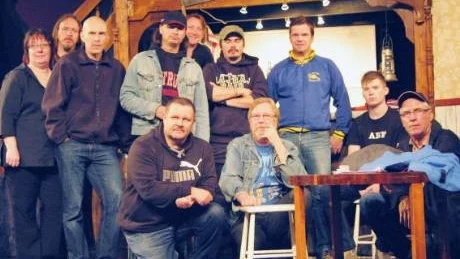 HELA GÄNGET. Teatergruppen Juppi och orkestern Raj-Raj Band samarbetar i en musikal med gruvan som tema. FOTO: REGINE NORDSTRÖM