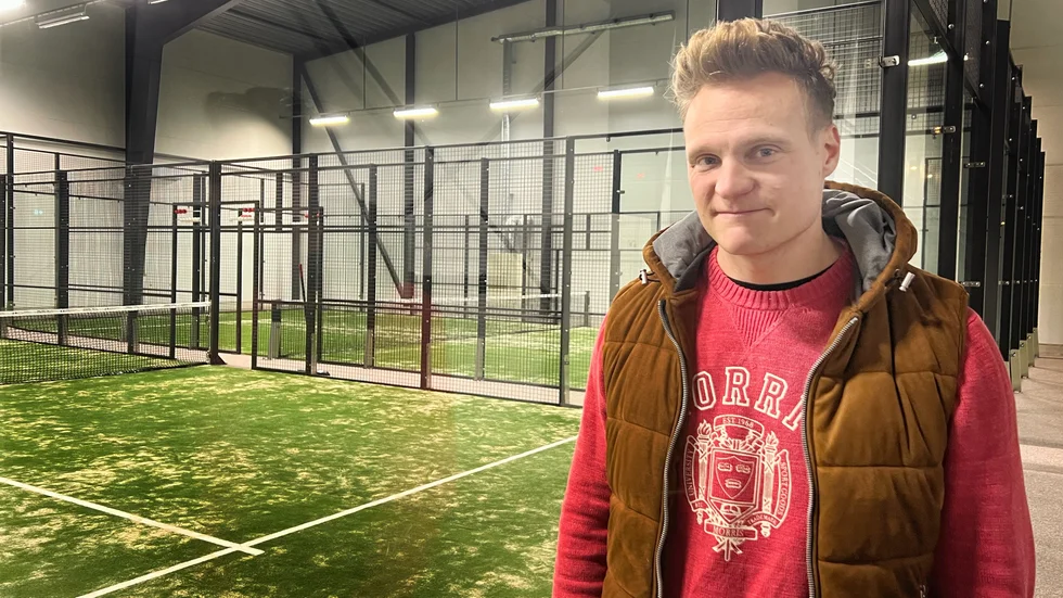 Niklas Nilsson i den nyöppnade padelhallen i Kisa.