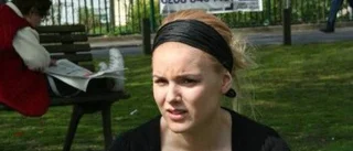 Evelina målar med filmkameran