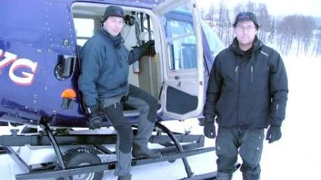 BLYGSAMMA PILOTER. Vi gjorde bara vårt jobb, menar Fredrik Lundkvist och Per Grahn som genomförde en mirakelräddning med precisionsflygning i exakt rätt tid. Grahn klev ut på trappsteget baktill och lyfte in mannen från isflaket.
