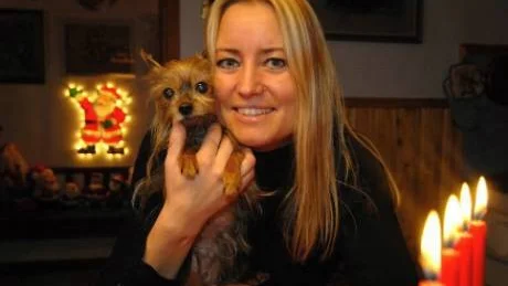 TÄVLAR I TV. Beatrice Karlsson från Arvidsjaur tävlar i Robinson. Här tillsammans med sin yorkshireterrier Nikita. Foto: Kent Norberg/ Arvidsjaurs kommun