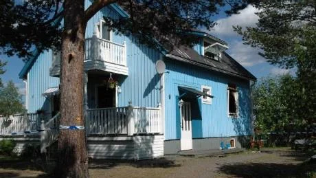 RÄDDNINGSARBETE. Ingen var hemma när branden startade. Därför startades ett räddningsarbete som snabbt kunde avbrytas när familjen kom till platsen. Foto: Åsa Poromaa