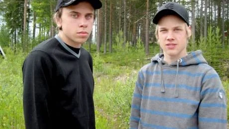 TRÖTTA.  - Vi gjorde så gott vi kunde men tur att Laila Mäki vaknade, säger Jim Björnfot till vänster och Emil Barsk.                                                  Foto: Armi Rousu