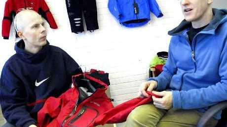 KVALITET. "Vi säljer barnkläder av hög kvalitet till priser som är hälften av de som gäller i vanliga affärer", säger Ulf Byström, vd för företaget Rock Group Sweden som designar och tillverkar barnkläder som säljs via internet under varumärket Gneis. Med på bilden är även den i klädbranschen väl bevandrade Jan Fjellström.