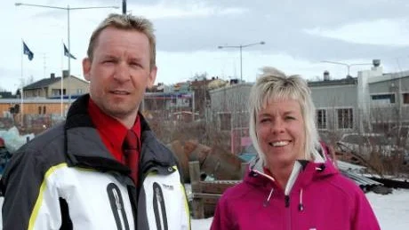 STARTKLARA. Här, på Muotkatomten intill Coop, startar bygget av en ny ICA Kvantum butik i Kiruna. "Äntligen", säger ägarna Stefan Olsson och Susanne Bodén som har väntat på byggstarten i snart två år.