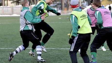 TILLBAKA. Pär Fleuron (gul väst till vänster) och Bergnäsets AIK är tillbaka i trean. Ska laget hänga kvar bör det fina hemmaspelet från i fjol hålla i sig även i år.