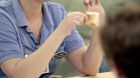 Eva Palage pysslar med sitt smakprov. Det gäller att lukta, klämma, betrakta och tugga.