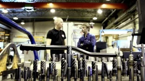 Ulf Isaksson från Härdteknik i samspråk med Daniel Marklund, NC-fräsoperatör på Nordtool. Isaksson välkomnar ungdomar som funderar på industrijobb att göra studiebesök på hans företag.