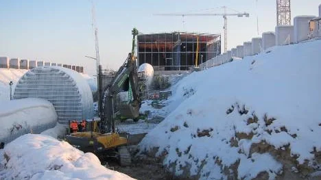 Infrastrukturen vid gruvanläggningen är viktig. Här handlar det om rördragning invid malmladan som är under uppförande. Malmladan blir 45 meter hög och botten kommer att ligga 15 meter under marknivå.