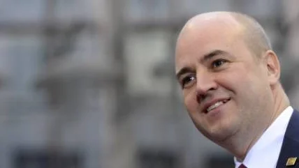 Fredrik Reinfeldt vill förmedla bilden av sig själv som en fredagsmysande familjefar, men i boken "Knapptryckarkompaniet" av Anne-Marie Pålsson, framstår han som en tämligen despotisk ledare som inte drar sig för hot och mobbing för att trycka ner oppositionella röster inom sin egen riksdagsgrupp.