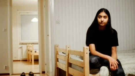 Marjam Salihi oroar sig för hur hon och hennes deprimerade mamma ska kunna sova med främmande människor i lägenheten, när de inte har en dörr att stänga mellan sig och kvinnorna i rummet intill. "Men det värsta är rädslan över att bli hemskickade till Afghanistan och vetskapen om att min bror har det så svårt där", säger 13-åringen.