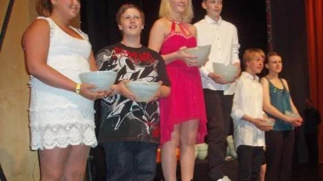 Dansdraget knep dubbla pallplatser i Bugg Junior R med Emmy Engström och William Wikström på första plats och dansparet Lisa Nilsson och Robin Ökvist (till vänster) som tvåa.