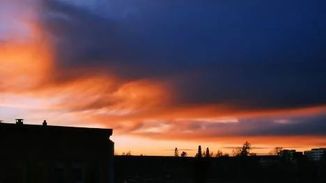 En vacker decemberhimmel på väg till skolan.