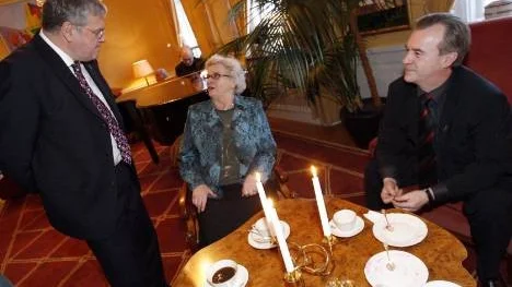 Landshövding Per-Ola Eriksson, till vänster, dåvarande kommunalrådet i Haparanda Sven-Erik Bucht, och hans mamma Doris Bucht på trettondagsfika i residenset 2007.