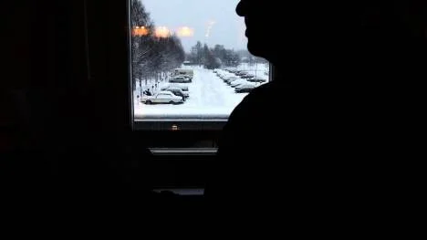 Kjell Nilsson från Piteå jobbade en månad för länge på sitt säsongsjobb. Det gjorde att hans ersättning från a-kassan halverades och att han nu förlorar 6 000 kronor i månaden.