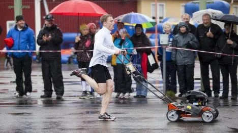 Dennis Wikström-Roos, från Skellefteå, var först till gräsklipparen som han sedan fick springa hela 7 km-banan med. "Det var för gräsklipparens skull jag åkte hit. Den ska farsan få", sa Dennis.