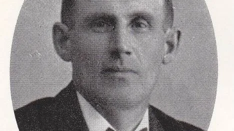 Fjärdingsman Knut Eriksson, Norrfjärden, fick från Trundön larm om mordet  och fick ge sig ut på isen för att göra en första undersökning av den blodiga och kuslig tragedi som utspelat sig.