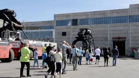 Första stoppet gjorde bussen vid renseriet, där fick besökarna se hur virket blir till flis.