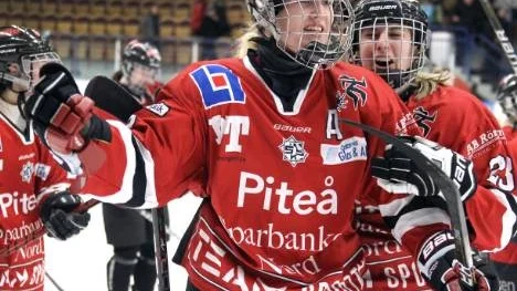 Superrysaren är över, och det är Melinda Olsson som är den stora hjälten. Lisa Ekberg (till höger) är först framme och grattar Melinda som satte den avgörande straffen mot AIK i den första kvartsfinalmatchen i SM-slutspelet.