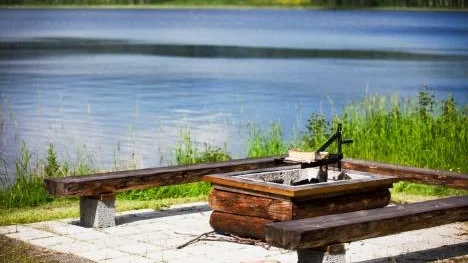 Förutom en stor servicebyggnad, öppna gräsytor och strand finns det även en grillplats med utsikt över badplatsen.
