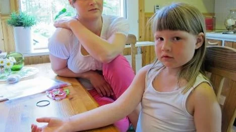 På grund av röntgenmissen på Älvsbyns vårdcentral fick femåriga Hanna lida i två veckor innan frakturen i handleden upptäcktes och blev åtgärdad med operation. "Ett barn ska inte behöva utsättas för slarviga läkarjobb", säger mamma Ulrika Lundgren, som anmält händelsen till Socialstyrelsen.