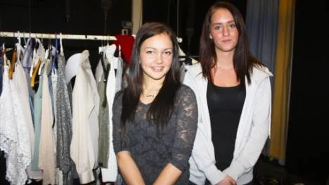 Emma Sjödin och Sanna Edlund har varit med i klädgruppen på modevisning men även varit huvudansvariga för klassprojektet om hållbar utveckling.