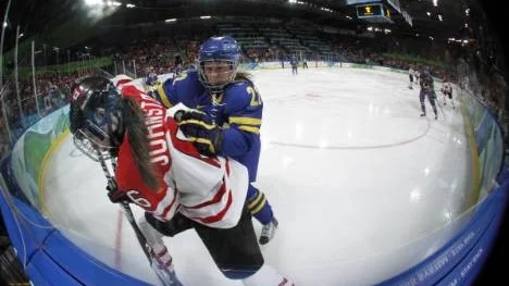 Emma Eliasson från Kiruna är den stora profilen i Brynäs hockeylag. Hon har bland annat spelat två OS-turneringar. "Men det känns lite nervöst att möta Munksund", säger hon.