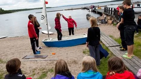 Ledarna instruerar hur man riggar en jolle inför en "rigga jolle"-tävling som kommer att hållas under onsdagen.