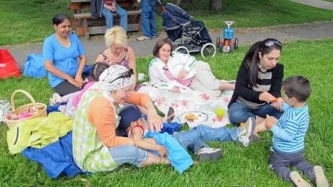 En egen picknick i gröngräset hade det här gänget kvinnor och barn. "Jag firar midsommar med mamma och mina bästa vänner", förklarade Maria Wikström (tvåa från vänster).