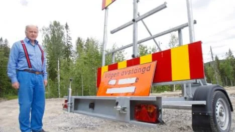 Cirka en månad efter avstängningen har blockeringen rullats undan. Gunnar Eriksson från Tväråsel har båt och jakträtt i Isträsk. För att komma dit har han tvingats ta omvägar.