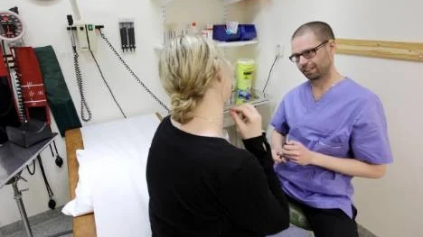 "Vi har inte slutat att skriva ut antibiotika men vi är noga med att skriva ut det till rätt saker.", säger Magnus Tufvesson, chef för Hortlax vårdcentral.