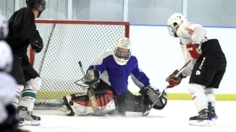 Rosviks division 3-lag består inte av spelare som satsar, men bra driv på träningarna är det ändå. Här är det Rickard Wikström som får jobba i kassen.