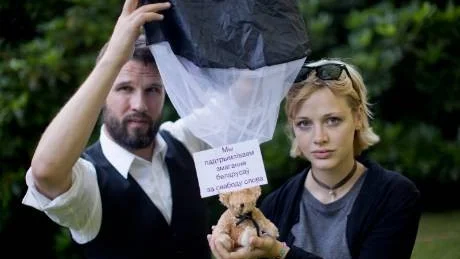 NALLEPROTEST. Tomas Mazetti och Hanna Frey med nallebjörnar som släpptes ned över Minsk. Foto: Gero Breloer/Scanpix