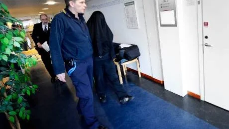 RISKERAR DRÅPDOM. Åklagaren tycker att 26-åringen som höll i kniven ska dömas för försök till dråp, ett brott som ger minst fyra år i fängelse.