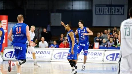 DOMINANT. Henry Dugat var LF Baskets klart bästa spelare och hade 20 poäng, 7 returer och 5 assist i halvtid. Men trots stormatchen lyckades inte LF Basket vinna borta mot Sundsvall.
