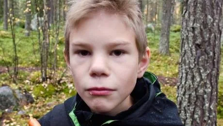 KORV MED MERA. Kristian Lundqvist från Älvskolan i Gunnarsbyn mumsade på korv. Alla deltagare fick skaffning efter att ha gått runt stigen.