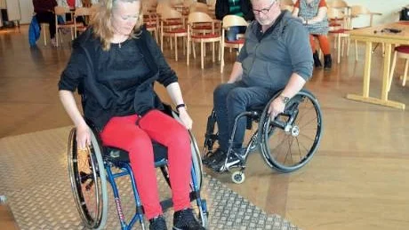 LÄSKIGT... Lärorikt och nyttigt, tyckte Camilla Lindqvist efter att ha provat köra rullstol över låga hinder. Olov Kock instruerade.