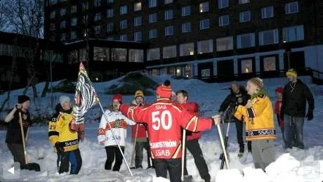 DIRIGERAR SNÖSKOTTARNA. Johan Sandström lägger upp taktiken för de snöskottande Luleåfansen i Kiruna.