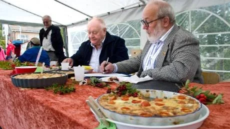 DOMARMUMS. Domarna i pajtävlingen, Tord Westfal och Tore Jönsson, gillade sitt uppdrag.