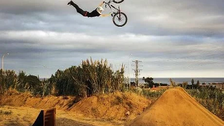 tävlar. Dennis Kangasmaa, 19, tävlar aktivt i slopestyle. Foto: privat