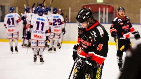 JOBBIGT. Per Hållberg var besviken på sitt lags insats då Asplöven fick uppleva ännu en förlust i hockeyallsvenskan.