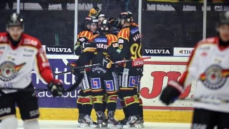 Avslutning. Luleå Hockeys sista match för året slutade inte lyckligt. De regerande mästarna Brynäs rivstartade matchen och släppte sedan aldrig taget. Foto: Mats Åstrand