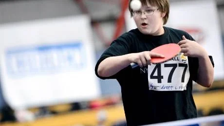 PINGPONG. Rikard Simma, 14, har koll på bollen när han försöker vinna mot Paralympicsstjärnan Ingela Lundbäck.
