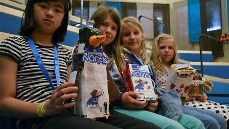 favoritsmak. På Klöverträsk fritids röstades äpple och jordgubb fram som favoritsmak. Julia Sundström, Ella Nyberg, Ida Lundberg och Emilia Mattsson har jobbat hela vårterminen med projektet. Foto: Maria Lindgren