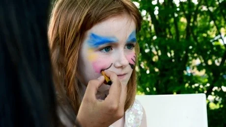 ANSIKTSMÅLNING. I grodparken förvandlades Amelie Larsson, 6, till en fjäril.