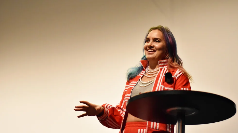 Människorättsaktivisten och före detta handbollsspelaren Linnéa Claeson kom till Norsjö för att dela med sig av sina tankar och erfarenheter. ”Det spelar roll hur vi ser på varandra”, sa hon.